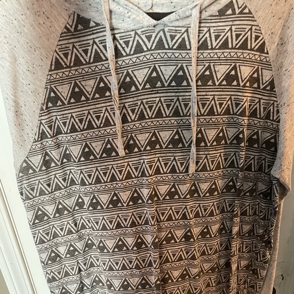 Native code trible pattern hoodie - Picture 2 of 3